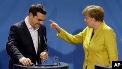 PM Yunani Alexis Tsipras dalam konferensi pers bersama Kanselir Jerman Angela Merkel di Berlin (foto: dok).