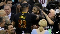 LeBron James (23) et Kyrie Irving, alors coéquipiers à Cleveland, le 19 juin 2016.