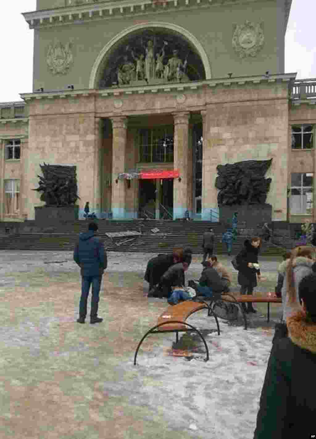 Medics help wounded people near the entrance to the railway station, Volgograd, Russia,&nbsp;Dec. 29, 2013.&nbsp;