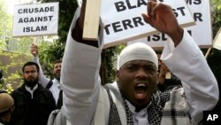 Michael Adebolajo, seorang tersangka pembunuh tentara Inggris, melakukan unjuk rasa menentang penangkapan 6 muslim oleh polisi di London (foto dok. tahun 2007). 