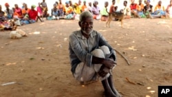 Un homme attend de recevoir une aide alimentaire à l'extérieur d'un camp de survivants déplacés du cyclone Idai à Dombe, au Mozambique, le 4 avril 2019.