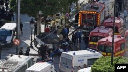 Rassemblement de policiers et de pompiers sur le site d'un attentat suicide dans le centre de la capitale tunisienne, Tunis, le 29 octobre 2018.