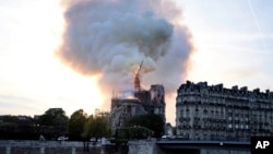 15일 프랑스 파리의 노트르담 대성당에서 화재가 발생한 후 첨탑이 무너지고 있다. 
