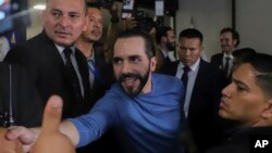 Simpatizantes saludan al presidente de El Salvador, Nayib Bukele, luego de presentarse como candidato presidencial por el Partido Nuevas Ideas en San Salvador, El Salvador, el viernes 27 de octubre de 2023.