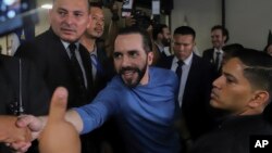 En esta imagen de archivo, simpatizantes del presidente de El Salvador saludan a Nayib Bukele después de presentarse como candidato presidencial del partido Nuevas Ideas en San Salvador, El Salvador, el viernes 27 de octubre de 2023.