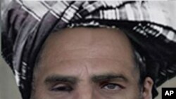 Kendaraan tanggap darurat dan petugas penegak hukum di pintu masuk markas Angkatan Laut Washington. 