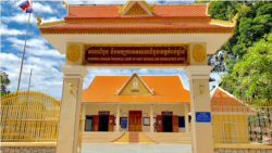 ខ្លោងទ្វារ​ចូល​ទៅ​កាន់​សាលា​ដំបូង និង​អយ្យការ​អម​សាលា​ដំបូង​ខេត្ត​កំពង់ឆ្នាំង។ (រូបថត​ពី Facebook)