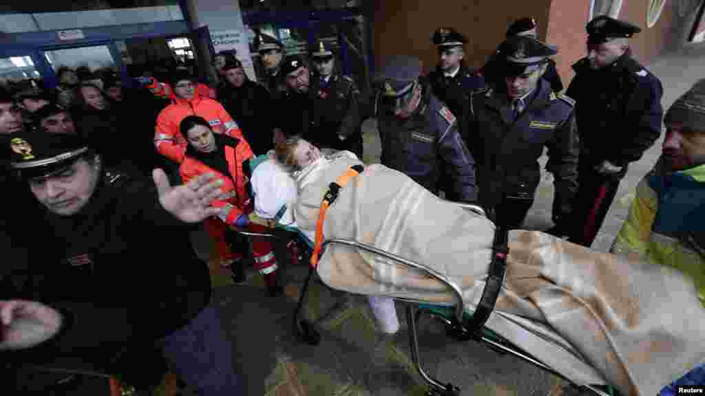 Une équipe médicale transporte une blessée du cargo &quot;Esprit du Pirée&quot; alors qu&#39;ils arrivent au port de Bari, après l&#39;incendie déclaré sur le car-ferry Norman Atlantique dans les eaux au large de la Grèce, le 29 décembre 2014.