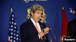 Menlu AS John Kerry dalam konferensi pers di kantor Menlu Maroko Salaheddine Mezouar, seusai pertemuan bilateral di Kementerian Luar Negeri Maroko di Rabat (4/4).