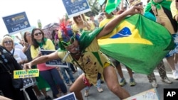 ພວກປະທ້ວງຮ້ອງຄຳຂວັນຕໍ່ຕ້ານປະທານາທິບໍດີທີ່ຖືກສັ່ງພັກວຽກ ທ່ານນາງ Dilma Rousseff ໃນລະຫວ່າງ ການປະທ້ວງຮຽກໃຫ້ລົງໂທດທ່ານນາງ ທີ່ຫາດຊາຍ Copacabana, ນະຄອນ Rio de Janeiro, ບຣາຊິລ, 31 ກໍລະກົດ, 2016.