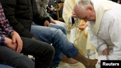 Besar los pies de algunos reos ha sido una tradición que Francisco adoptó cuando era cardenal de Buenos Aires, Argentina.