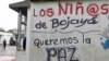 "Los niños/as de Bojayá queremos la paz", reza un grafiti pintado sobre un muro en Bojayá, Colombia, el 12 de noviembre de 2019.