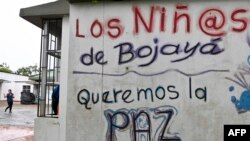 "Los niños/as de Bojayá queremos la paz", reza un grafiti pintado sobre un muro en Bojayá, Colombia, el 12 de noviembre de 2019.