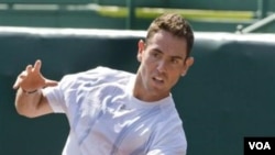 Wayne Odesnik berlatih di River Oaks Country Club menjelang kejuaraan tenis tanah liat AS April 2010.