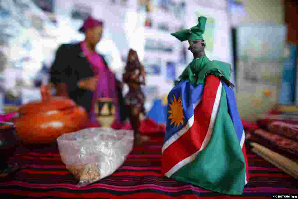 Bonecas namibianas na exposição do Dia de África no Artscape Theatre na Cidade do Cabo