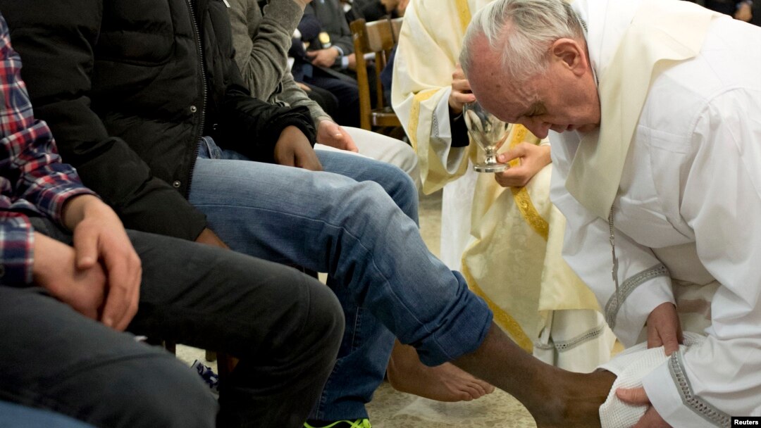 Paus Fransiskus membasuh kaki seorang napi di penjara remaja "Casal del Marmo" di Roma (28/3) dalam rangkaian upacara Kamis Putih.