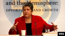 Janet Napolitano ha servido a la actual administración Obama desde un inicio y se ha mostrado a favor de aprobar una reforma migratoria. [Foto: Mitzi Macias, VOA]