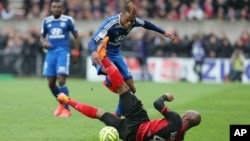 L'attaquant de Lyon Clinton Njie amorce un slalom face au défenseur de Guingamp Baïssama Sankoh, lors d'un match en avril 2015 