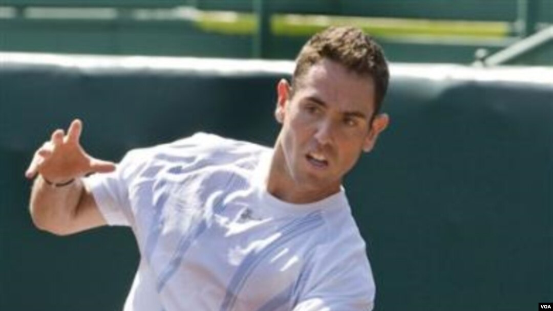 Wayne Odesnik berlatih di River Oaks Country Club menjelang kejuaraan tenis tanah liat AS April 2010.