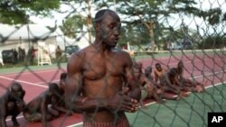 Un élément de la garde de Laurent Gbagbo pris en photo après la prise d'Abidjan par les hommes de Ouattara, le 11 avril 2011.