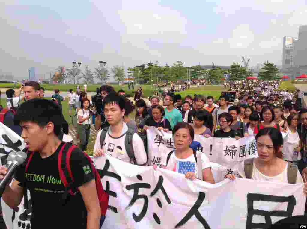 香港学联大专界罢课星期三继续在添马公园举行（美国之音图片／海彦拍摄）