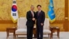 韩国总统李在明在首尔总统办公室与来访的中国外长王毅握手合影。(2026年9月30日)