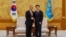 韩国总统李在明在首尔总统办公室与来访的中国外长王毅握手合影。(2026年8月20日)