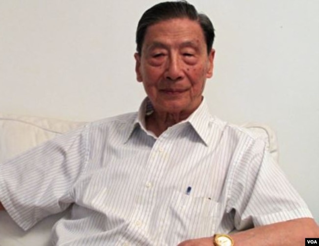 北京天则经济研究所创办人之一、中国经济学家茅于轼在北京接受采访 (美国之音张楠拍摄2011年7月13日)