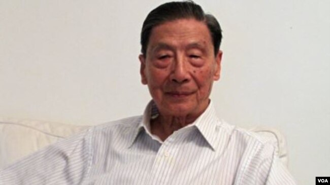 北京天则经济研究所创办人之一、中国经济学家茅于轼在北京接受采访 (美国之音张楠拍摄2011年7月13日)