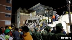 멕시코 멕시코시티에서 발생한 지진으로 붕괴된 초등학교 건물에서 20일 구조대가 생존자를 수색하고 있다.