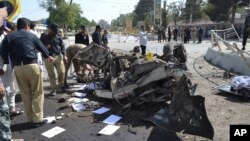 23일 파키스탄 퀘타의 주경찰청 주변에서 차량폭탄
공격이 발생했다. 경찰관들이 폭발 현장을 조사하고
있다.