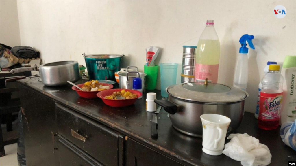 En estos lugares, algunas familias duermen y comen en la misma habitación. Pagan alrededor de tres dólares por noche. [Foto:&nbsp;Karen Sánchez]