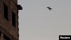 Pesawat militer Suriah terbang di atas daerah yang dikuasai oposisi (foto: dok).