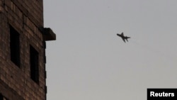 Radni avioni sirijskih vladinih snaga nadleću grad Raku