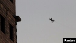 Sebuah pesawat jet militer Suriah bersiap melakukan serangan udara (foto: dok).