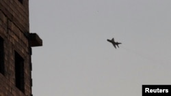 Sebuat jet tempur militer Suriah terbang di atas provinsi Raqqa (foto: dok).