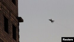 İsyancıların elindeki Rakka kenti üzerinde uçan bir Suriye savaş uçağı