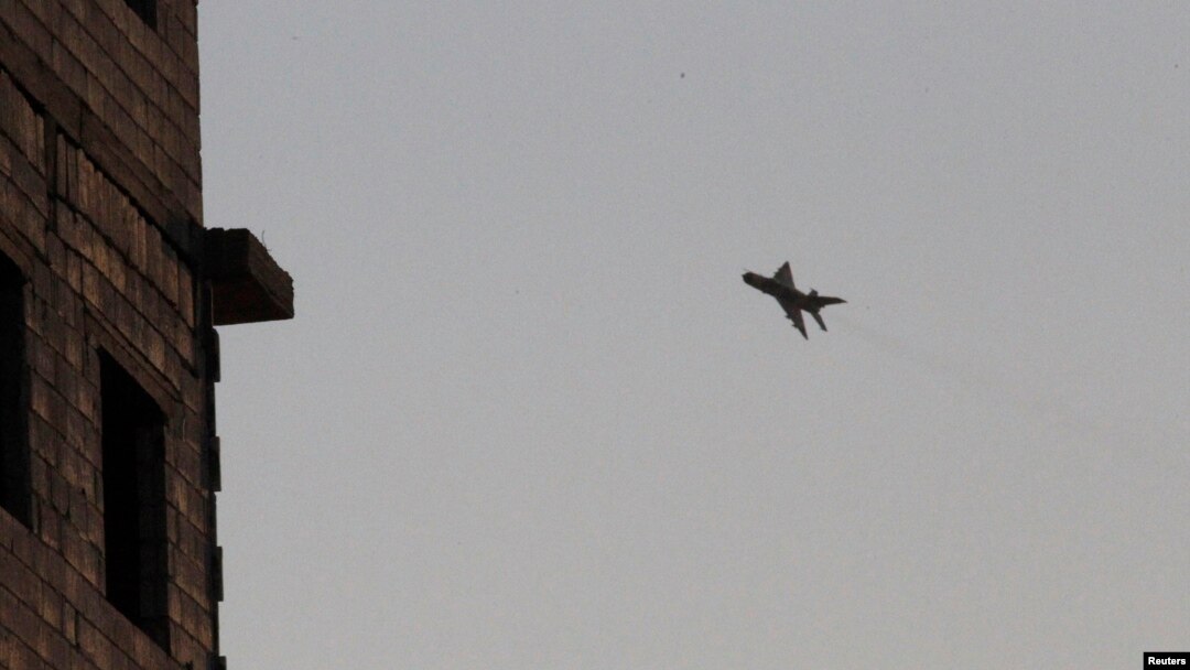 Sebuat jet tempur militer Suriah terbang di atas provinsi Raqqa (foto: dok).
