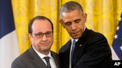 L'ancien président américain Barack Obama serre la main de l'ancien président français François Hollande lors d'une conférence de presse dans la salle Est de la Maison Blanche, Washington, 24 novembre 2015.