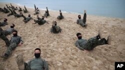 Anggota Komando Operasi Khusus AS di Korea dan Komando Perang Khusus Angkatan Darat Korea Selatan dalam pelatihan Ulchi Freedom Shield (UFS), di pantai Yangyang, Korea Selatan bagian utara, 28 Agustus. 2023. (Kim Hong-ji/Foto Kolam Renang melalui AP)