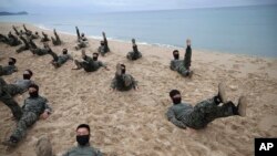 作为乙支自由护盾 (UFS) 演习的一部分，2023年8月28日，美国驻韩美军特战司令部和韩国陆军特种作战司令部的成员在韩国北部襄阳郡海岸参加联合海上渗透训练。