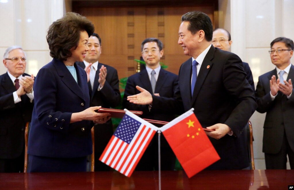 美国交通运输部长赵小兰访华及其昔日图片