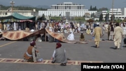 Ratusan aktivis Islamis melakukan protes dengan menduduki persimpangan yang ramai di Islamabad, Pakistan (29/3).