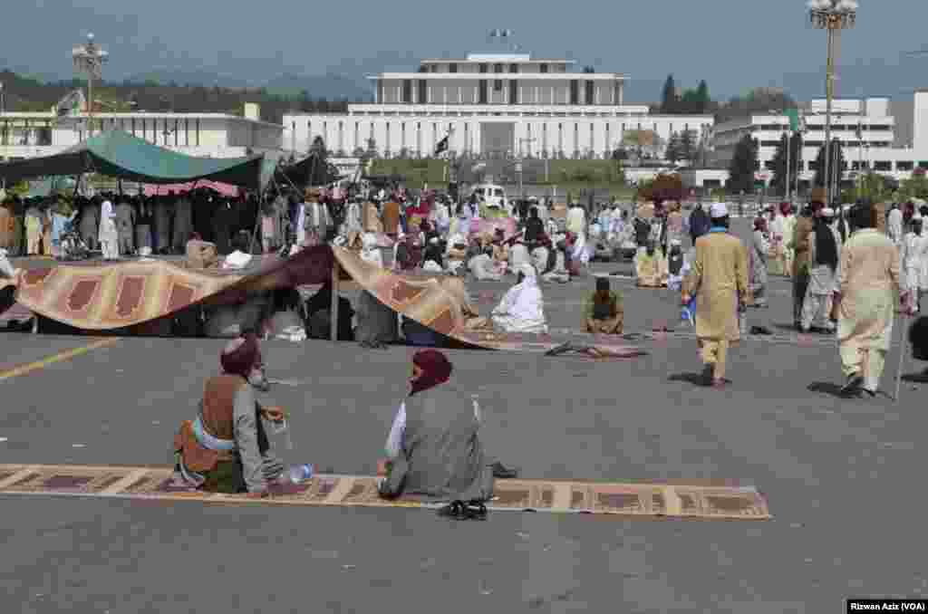 مظاہرین بظاہر اسلحے سے لیس تو نہیں ہیں لیکن اُن کے پاس ڈنڈے ضرور ہیں۔