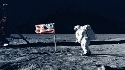 Astronot Buzz Aldrin berdiri di samping bendera AS yang ia dan Neil Armstrong tancapkan di bulan. (Foto: NASA)