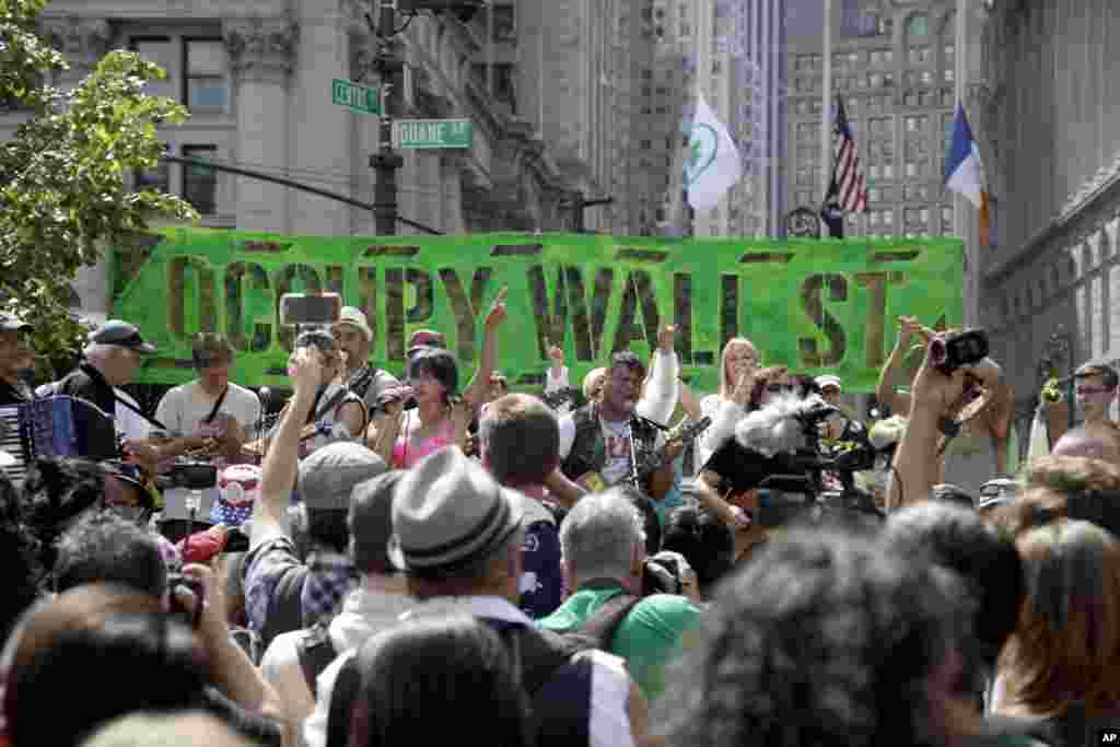 روز یکشنبه 16 سپتامبر، در میدان فولی در نیویورک به مناسبت اولین سالروز جنبش اشغال وال استریت، کنسرتی برگزار شد