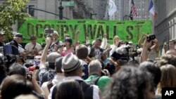 Demonstrasi 'Occupy Wall Street' di New York September 2012 (foto: dok). Mayoritas kelas menengah AS berpendapat lembaga keuangan dan CEO perusahaan besar membuat situasi lebih parah bagi kelas menengah.