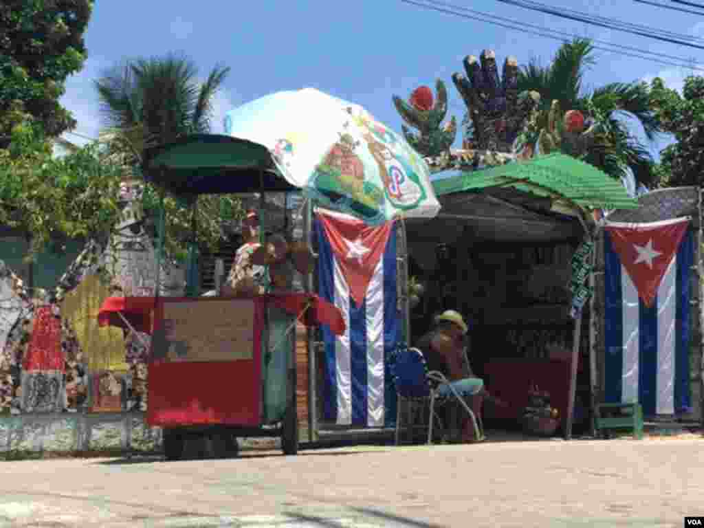 Men sell coconut water in the working-class neighborhood of Jaimanita, in Havana, Cuba, Aug. 13, 2015. (Celia Mendoza/VOA)