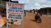 Des habitants roulent à moto dans le quartier "carrefour" de Duekué, dans l'ouest de la Côte d'Ivoire, le 9 octobre 2020.