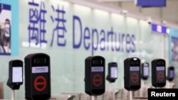 Konter tertutup terlihat di aula keberangkatan Bandara Internasional Hong Kong, menyusul wabah COVID-19, di Hong Kong, China, 2 Februari 2021. (Foto: REUTERS/Tyrone Siu)